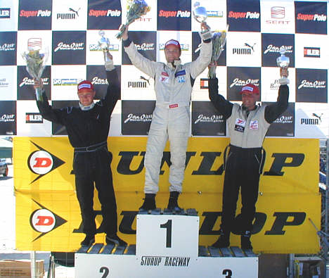 Claus Christensen øverst på podiet efter race 2, her sammen med Dennis Bannergaard (2. pl.) samt Henrik Poulsen (3. pl.).